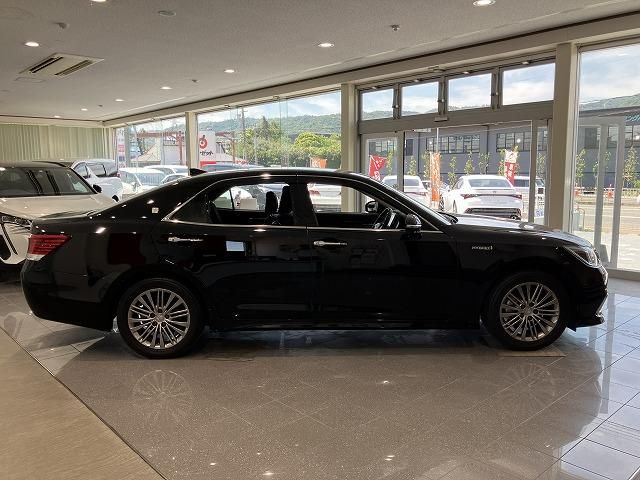 CROWN sedan hybrid