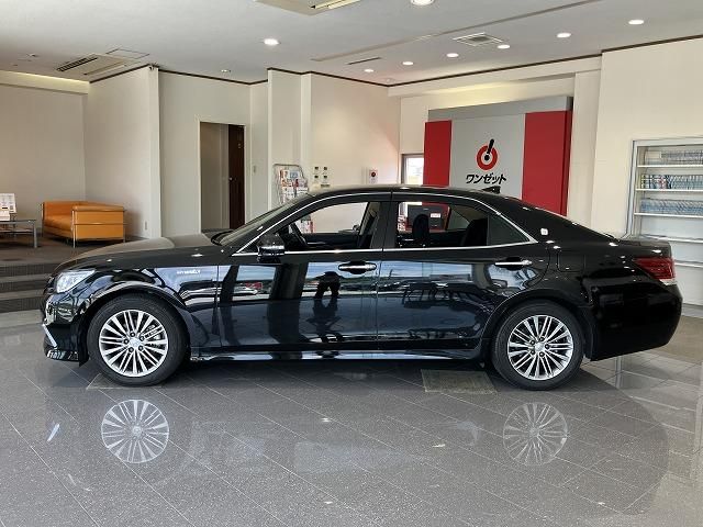 CROWN sedan hybrid