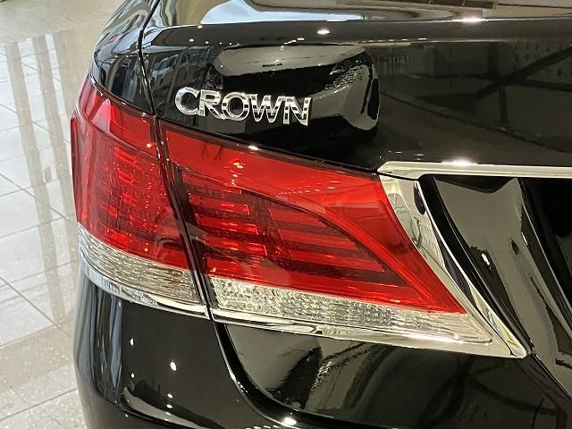 CROWN sedan hybrid