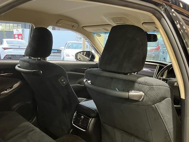 CROWN sedan hybrid