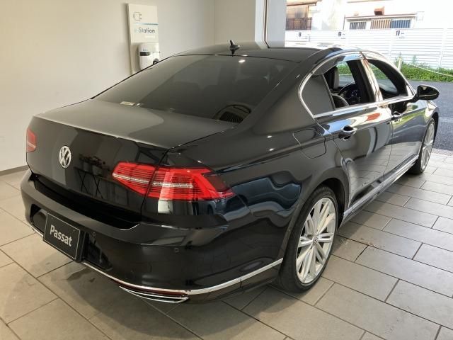 VOLKSWAGEN PASSAT sedan