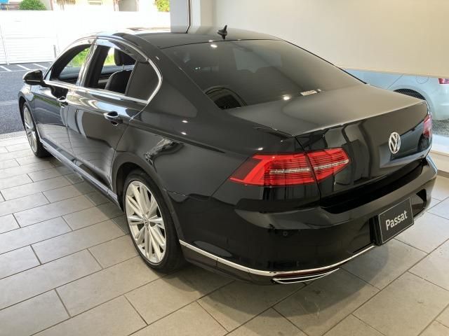 VOLKSWAGEN PASSAT sedan