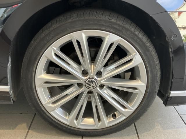 VOLKSWAGEN PASSAT sedan