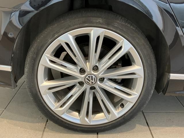 VOLKSWAGEN PASSAT sedan