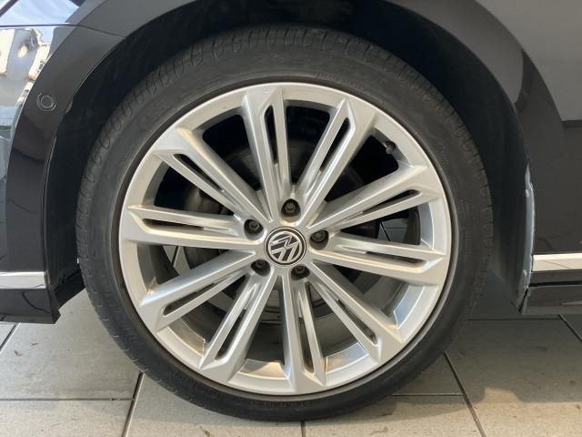 VOLKSWAGEN PASSAT sedan