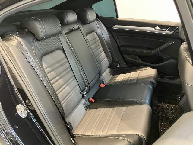 VOLKSWAGEN PASSAT sedan