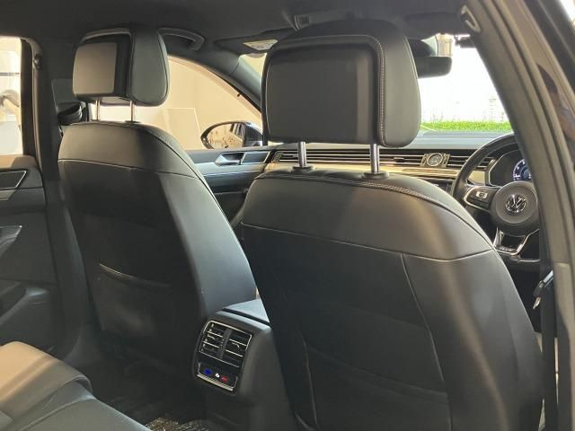VOLKSWAGEN PASSAT sedan