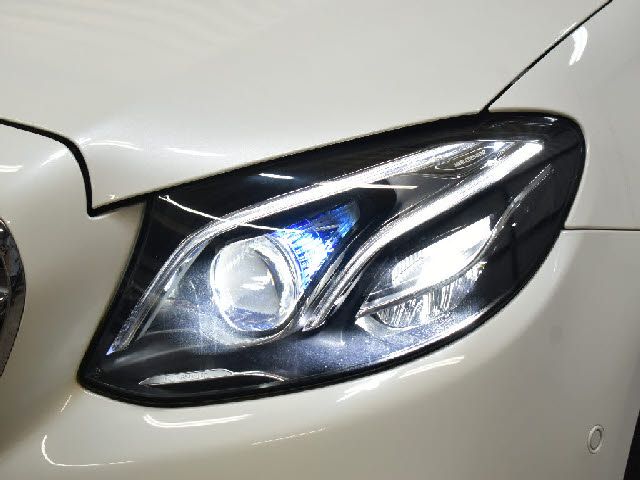 MERCEDES BENZ E class sedan