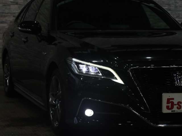 CROWN sedan hybrid