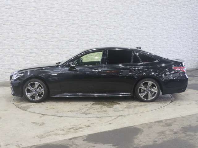 CROWN sedan hybrid