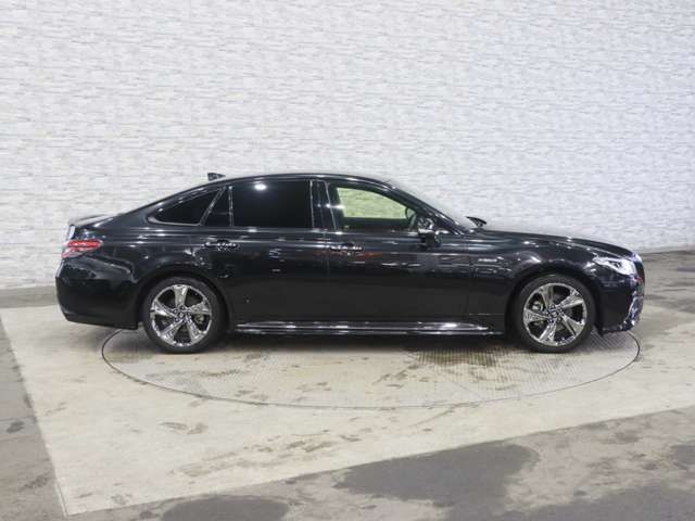 CROWN sedan hybrid