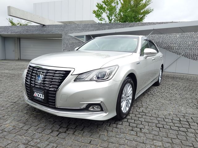 CROWN sedan hybrid