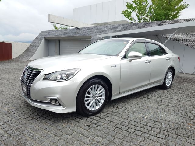 CROWN sedan hybrid