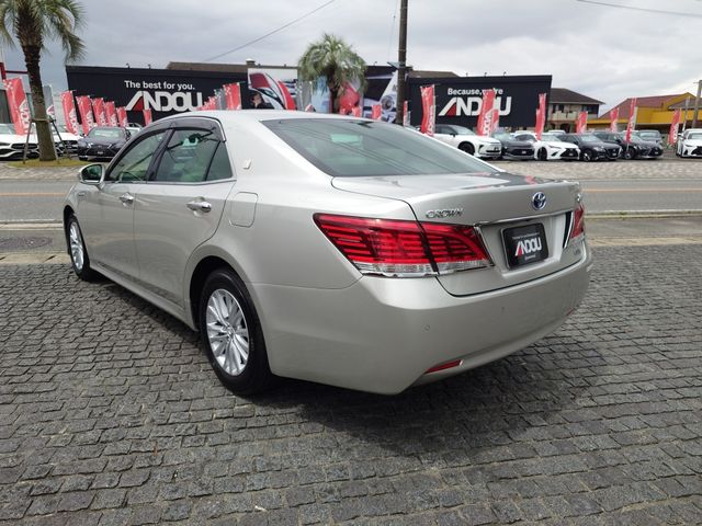 CROWN sedan hybrid