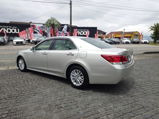 CROWN sedan hybrid