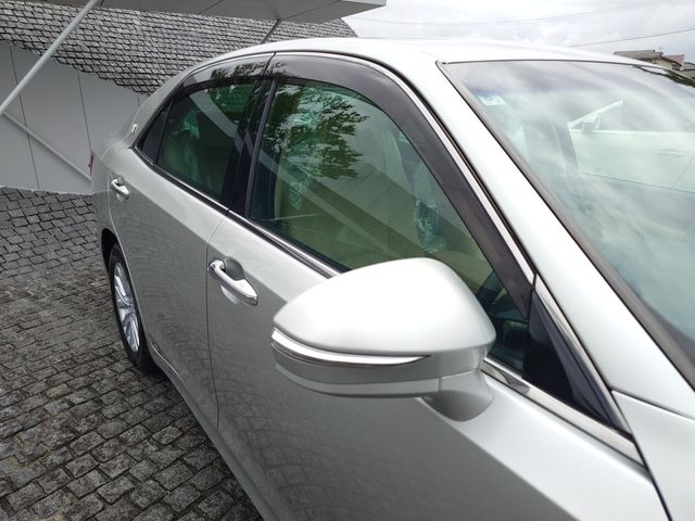 CROWN sedan hybrid