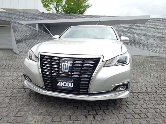 CROWN sedan hybrid