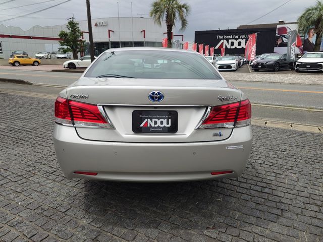 CROWN sedan hybrid