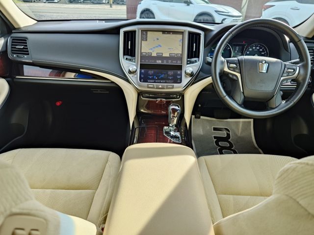 CROWN sedan hybrid