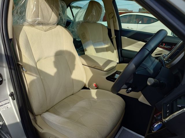 CROWN sedan hybrid