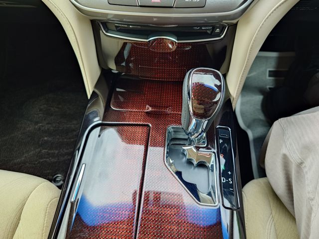 CROWN sedan hybrid