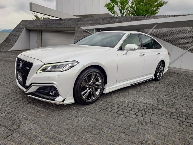 CROWN sedan hybrid