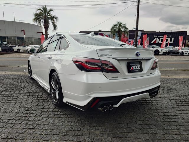 CROWN sedan hybrid