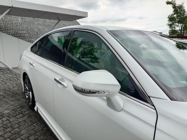 CROWN sedan hybrid