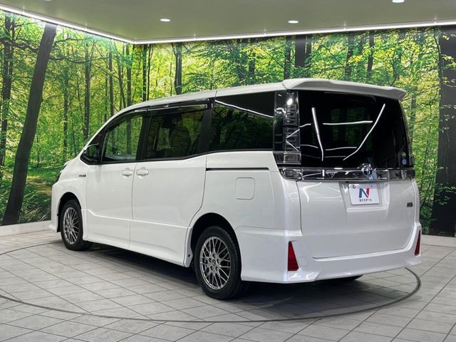 VOXY HYBRID