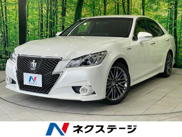 CROWN sedan hybrid