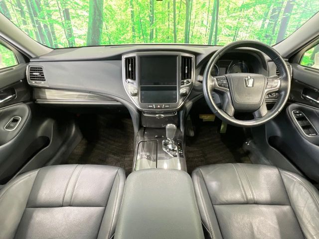CROWN sedan hybrid