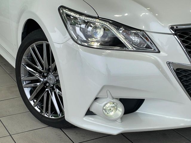 CROWN sedan hybrid