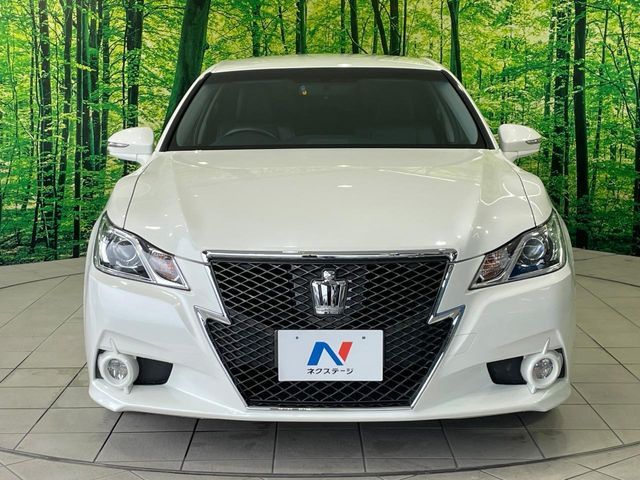 CROWN sedan hybrid