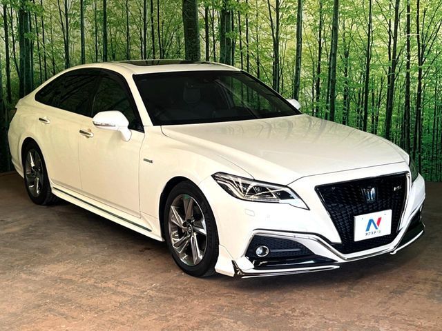CROWN sedan hybrid