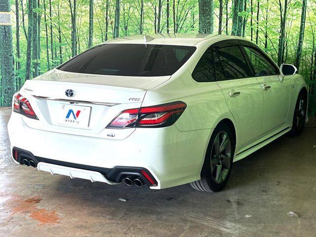 CROWN sedan hybrid