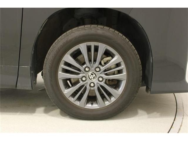 VOXY HYBRID 4WD