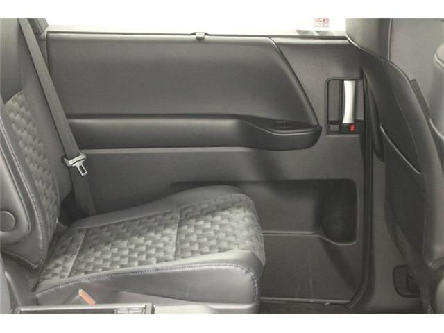VOXY HYBRID 4WD