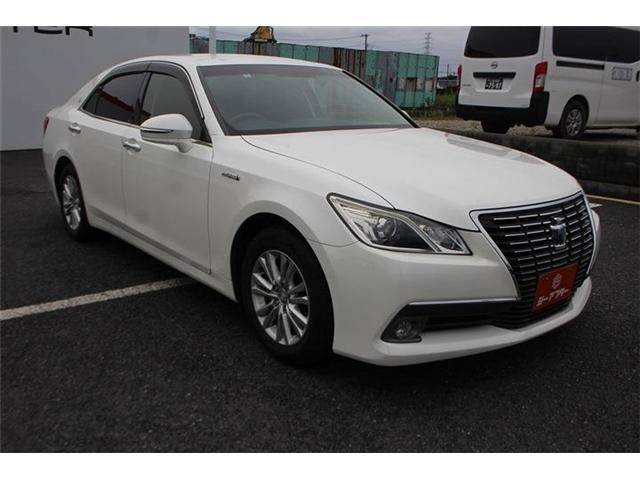 CROWN sedan hybrid