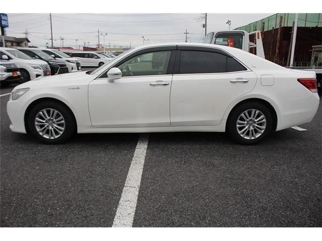 CROWN sedan hybrid