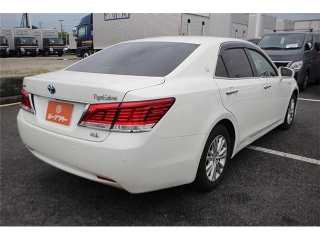 CROWN sedan hybrid