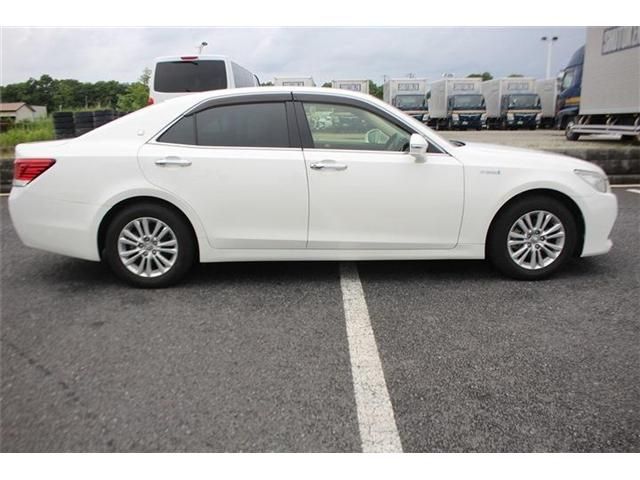 CROWN sedan hybrid