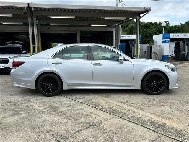 CROWN sedan