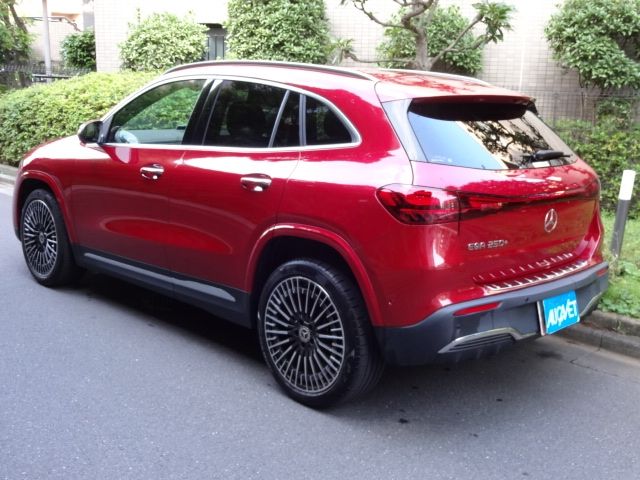 MERCEDES BENZ EQA