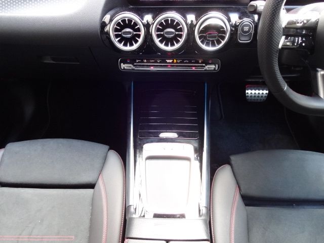 MERCEDES BENZ EQA