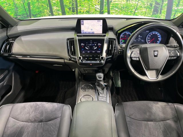 CROWN sedan hybrid 4WD