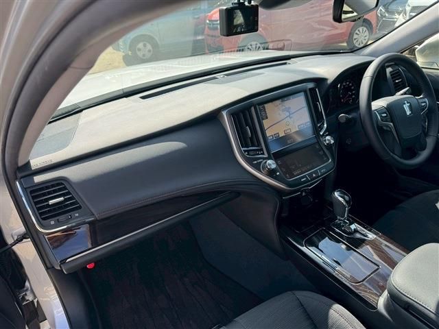 CROWN sedan hybrid