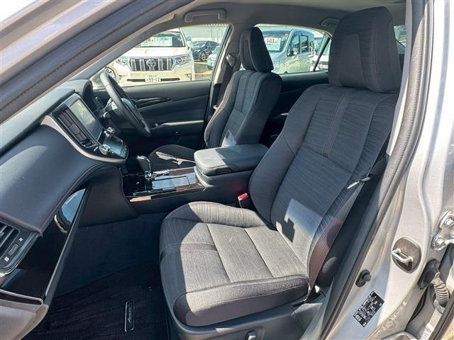 CROWN sedan hybrid