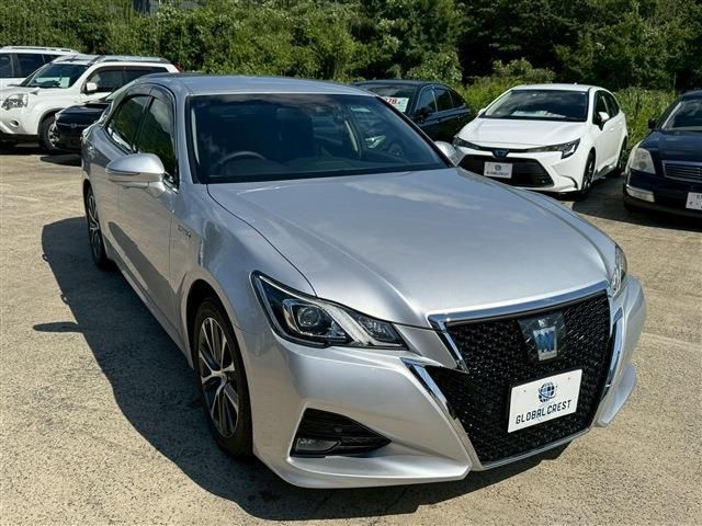 CROWN sedan hybrid