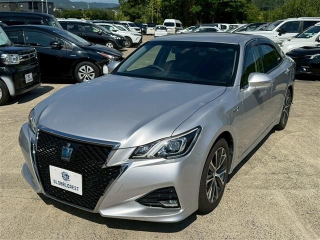 CROWN sedan hybrid