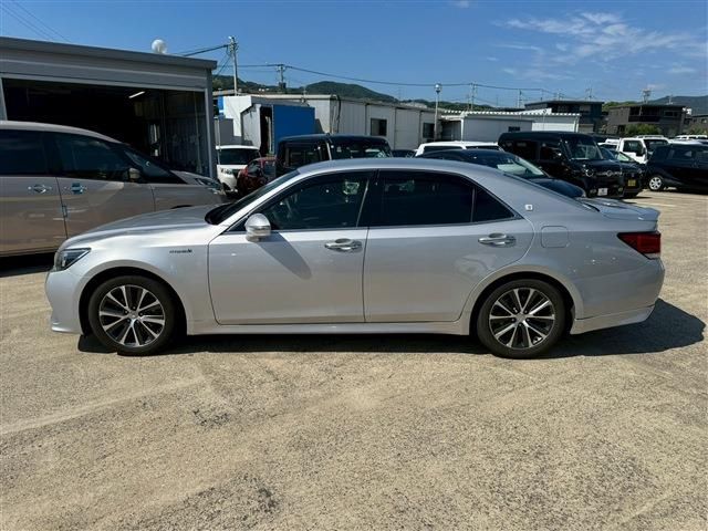 CROWN sedan hybrid